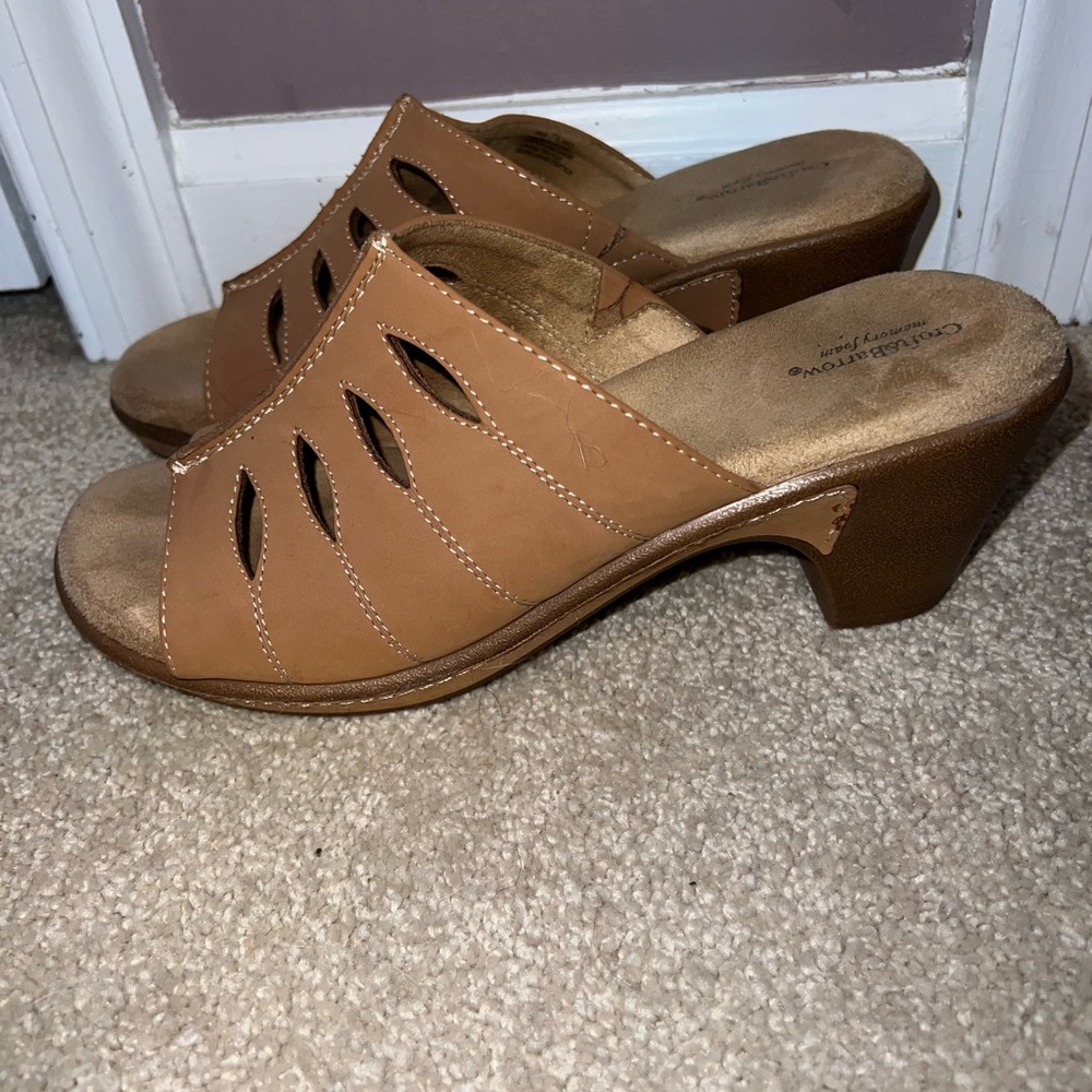 Craft & Barrow Women's Brown Cutout Mules